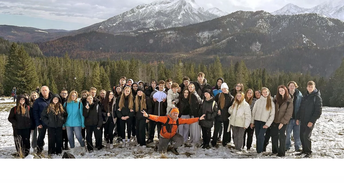 Zdjęcie młodzieży ze szkół gminy Radoszyce na tle gór