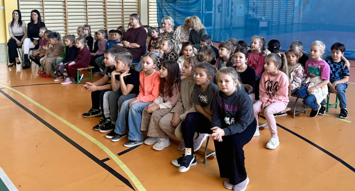 Zdjęcie uczestników spotkania autorskiego z Moniką Arabasz w SP w Królewcu