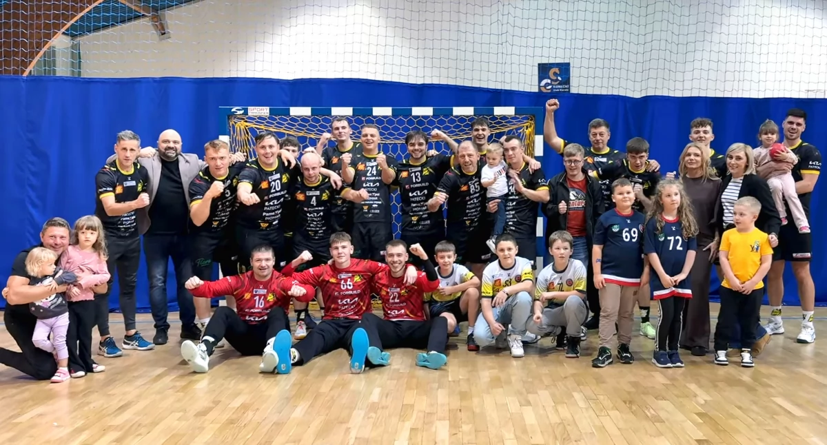 Zdjęcie ekipy KSSPR Końskie po zwycięstwie nad Pabiksem Pabianice