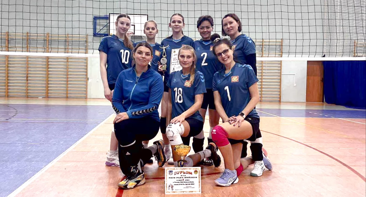 Zdjęcie siatkarek Fair Play Końskie, które zajęły 1 miejsce w turnieju LZS w Masłowie