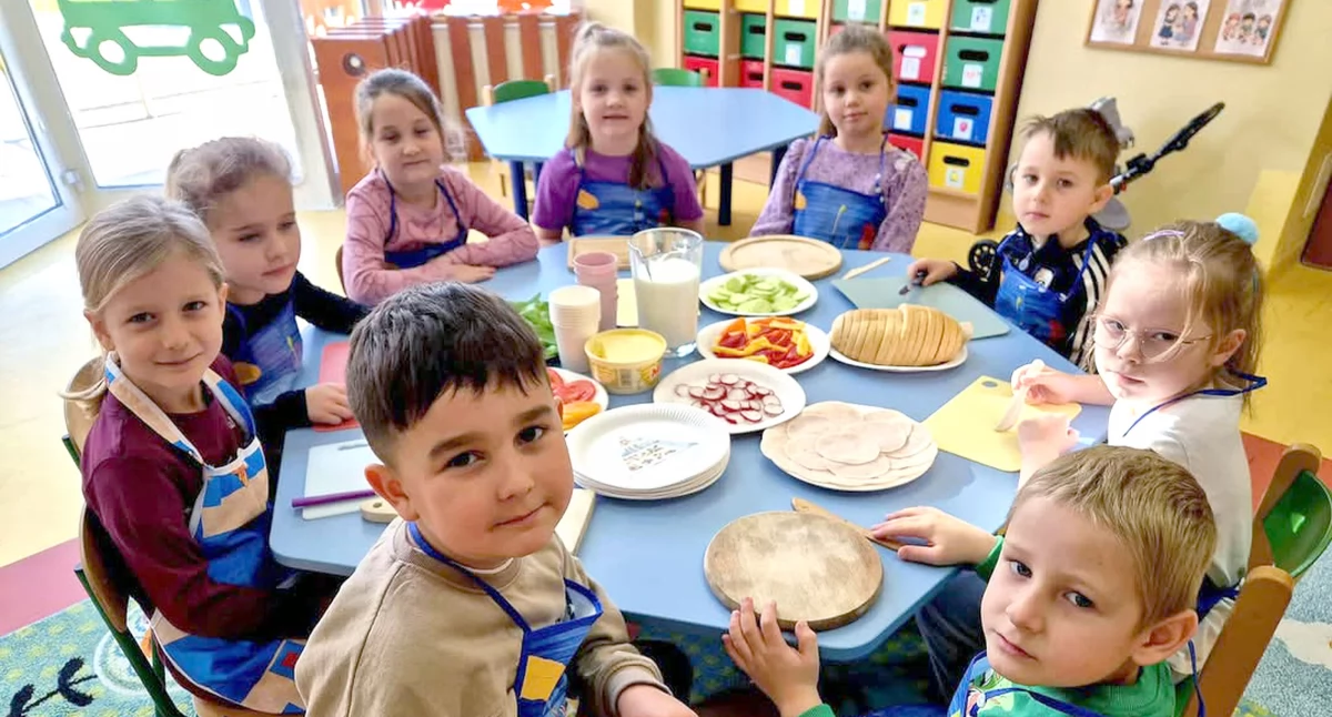 Zdjęcie dzieci ze szkoły w Królewcu podczas Dnia Zdrowego Śniadania