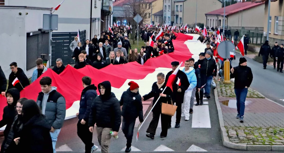 Zdjęcie uczestników Marszu z flagą na ulicach Końskich