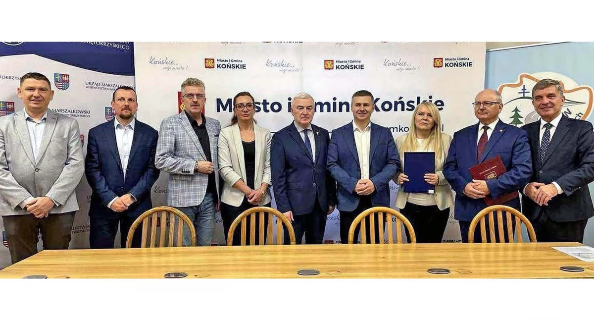 Zdjęcie sygnatariuszy umowy na budowę północnej obwodnicy Końskich