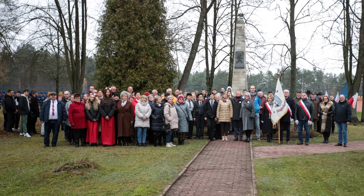 Zdjęcie uczestników uroczystości pod pomnikiem Józefa Piłsudskiego w Stąporkowie