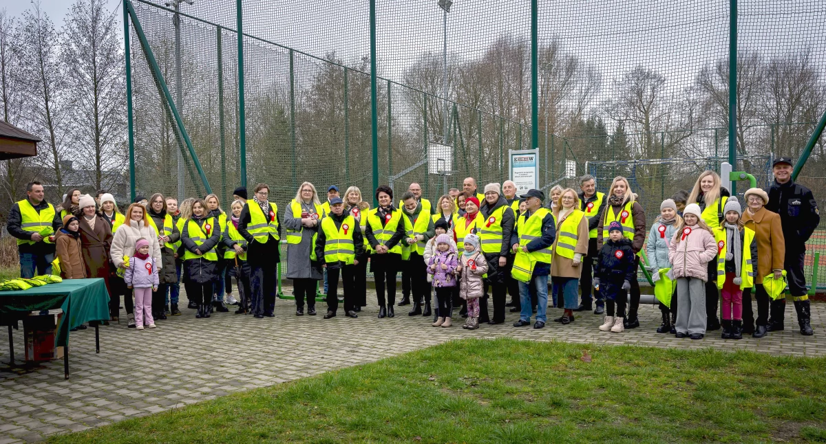 Zdjęcie uczestników uroczystości w kamizelkach odblaskowych