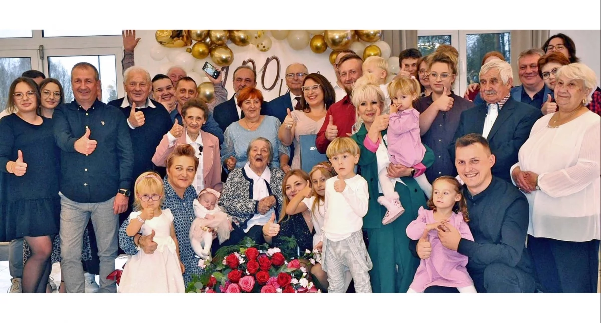 Zdjecie uczestników setnej rocznicy urodzin pani Marianny Armady z Rogowa koło Końskich