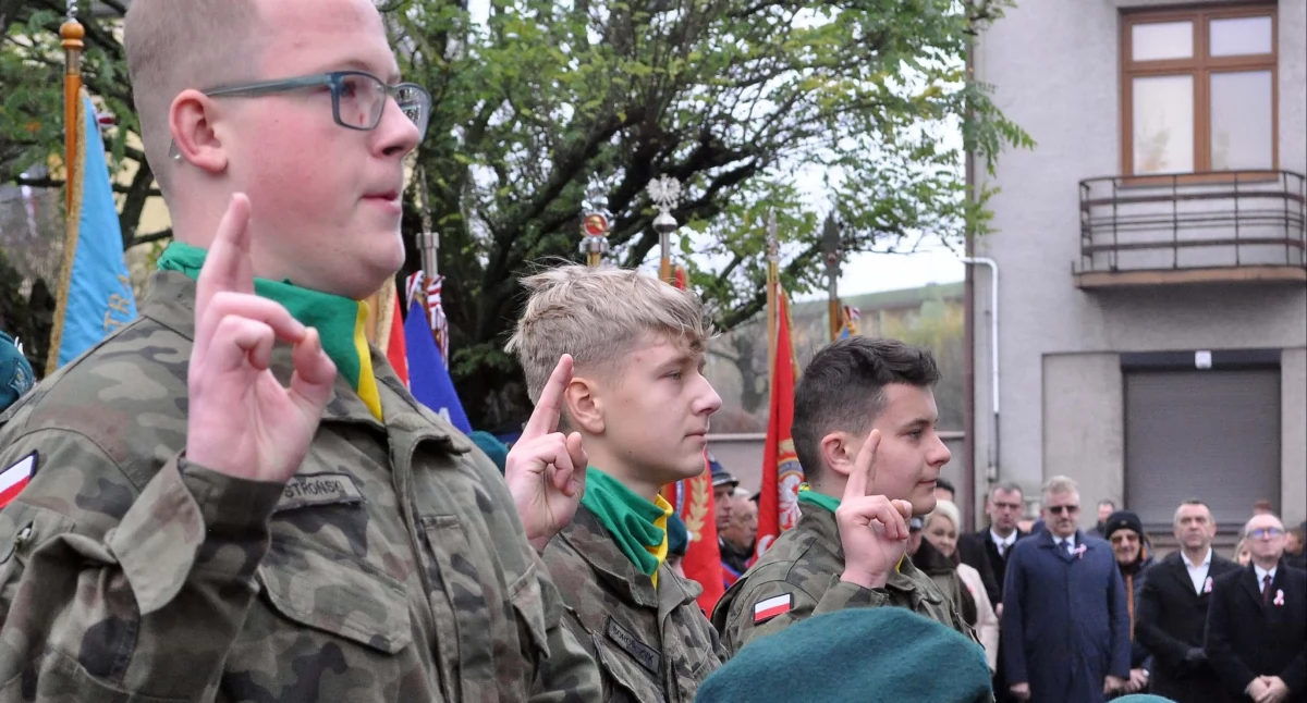 Zdjęcie nowo przyjętych strzelców, którzy składają ślubowanie