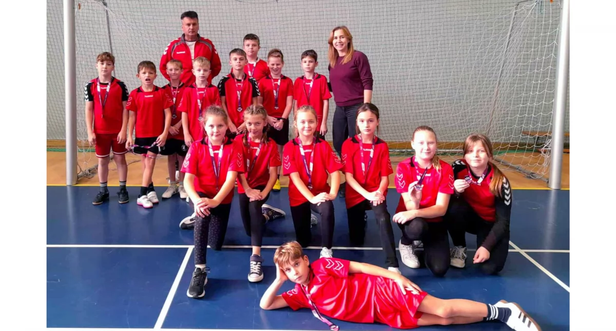 Zdjęcie zwycięskiej drużyny SP Królewiec z trenerem Jackiem Kołodziejczykiem i opiekunką Anną Pawelec