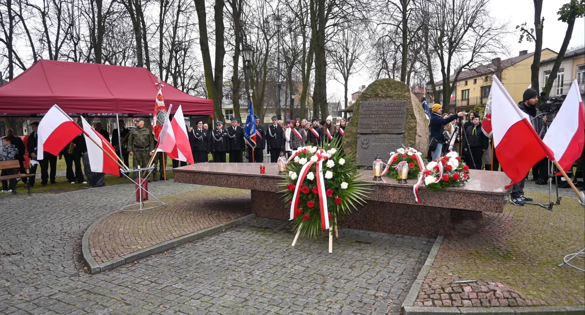 Zdjęcie z uroczystości pod pomnikiem w radoszyckim Rynku
