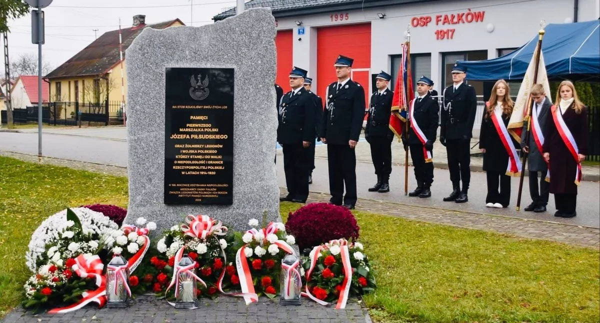 Zdjęcie z uroczystości pod pomnikiem w Fałkowie