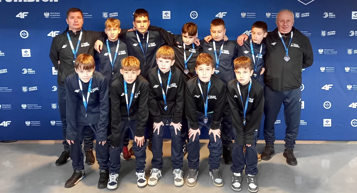 Zdjęcie drużyny SP Stadnicka Wola z trenerami Arkadiuszem Jarząbem i Piotrem Kluskiem 