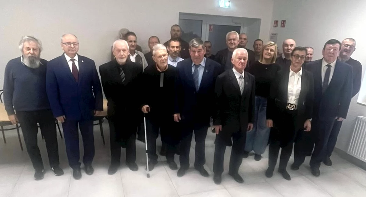 Zdjęcie nowego zarządu i członków koneckiego Koła Światowego Związku Żołnierzy Armii Krajowej oraz gości