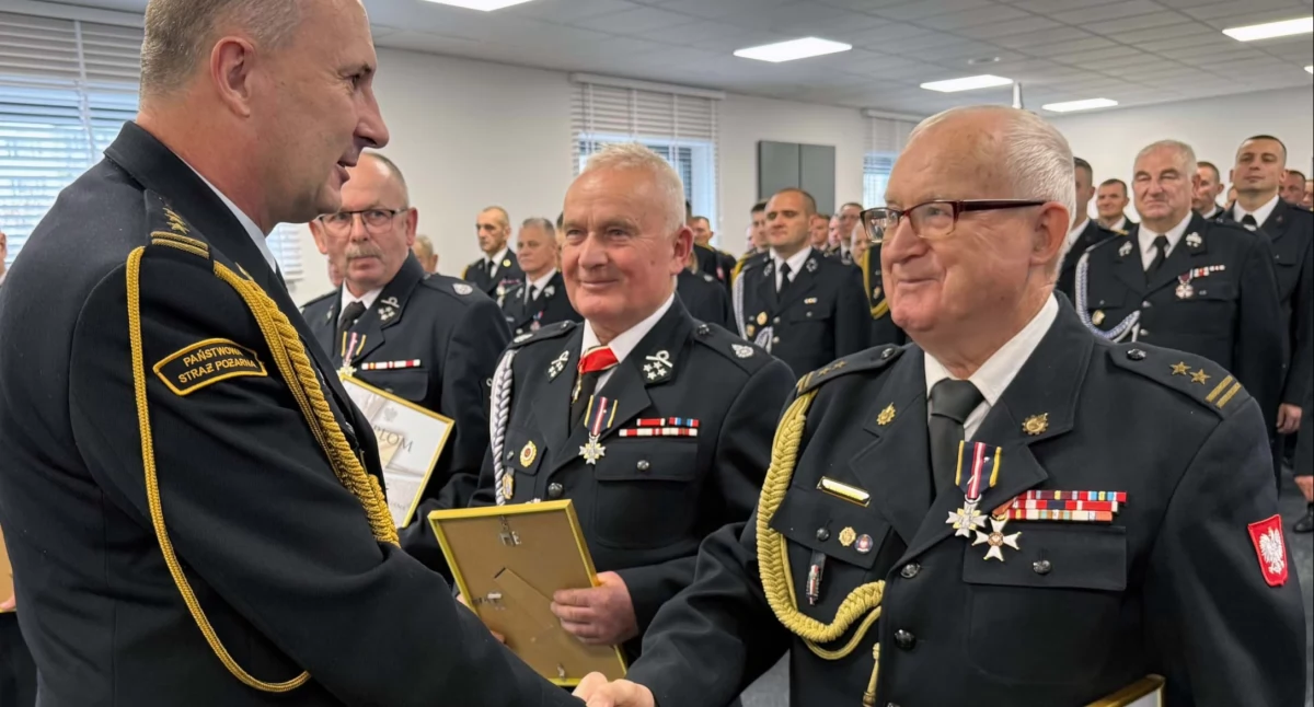 Zdjęcie Tadeusza Nowakowskiego (z prawej) i Andrzeja Nowaka odbierających odznaczenia