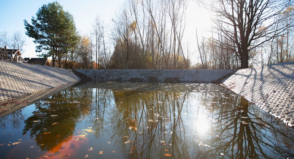 Zdjecie nowego zbiornika retencyjnego w Adamku (fot. Gmina Stąporków)