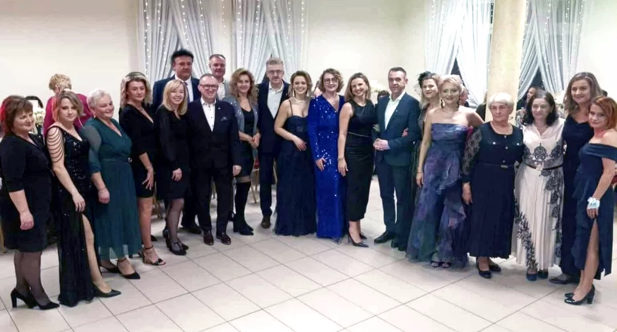 Zdjęcie pań z KGW Niezapominajki w towarzystwie męskiej części Koła (fot. KGW Niezapominajki)