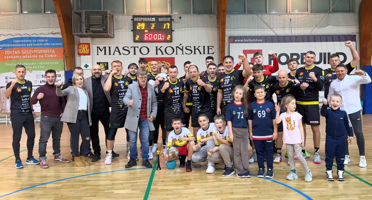 Zdjęcie drużyny KSSPR Końskie po zwycięstwie z drużyną z Podlasia