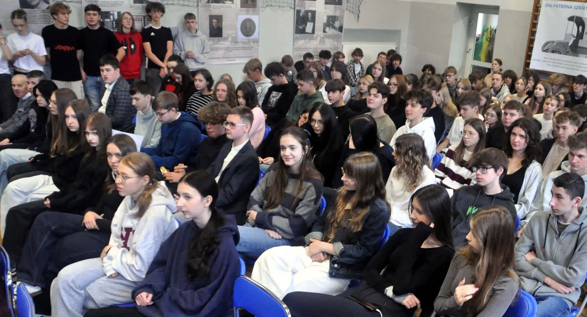 Zdjęcie uczniów II LO w Końskich podczas Dnia Patrona