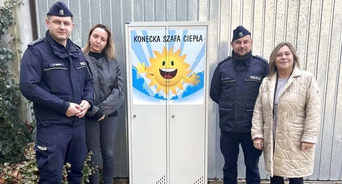 Zdjęcie przedstawicielek Powiatowego Centrum Pomocy Rodzinie i policjantów przed Konecką Szafą Ciepła
