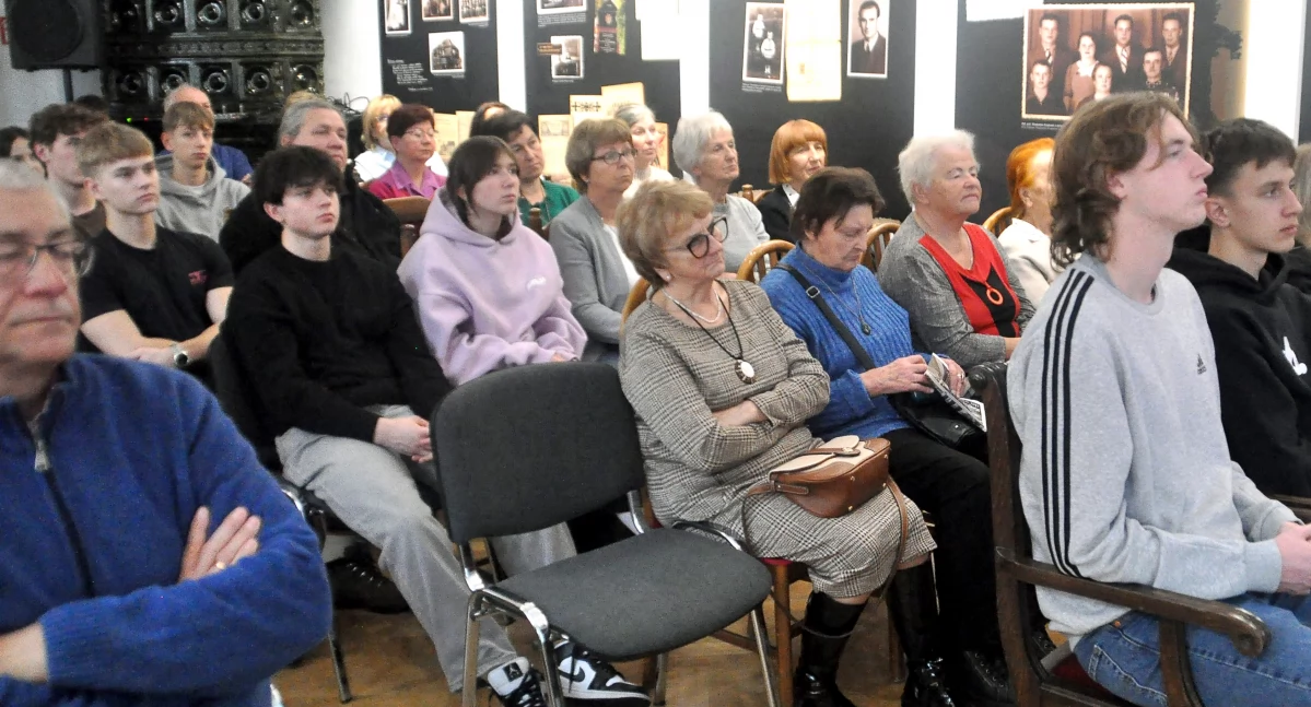 Zdjęcie uczestników sympozjum w koneckiej książnicy