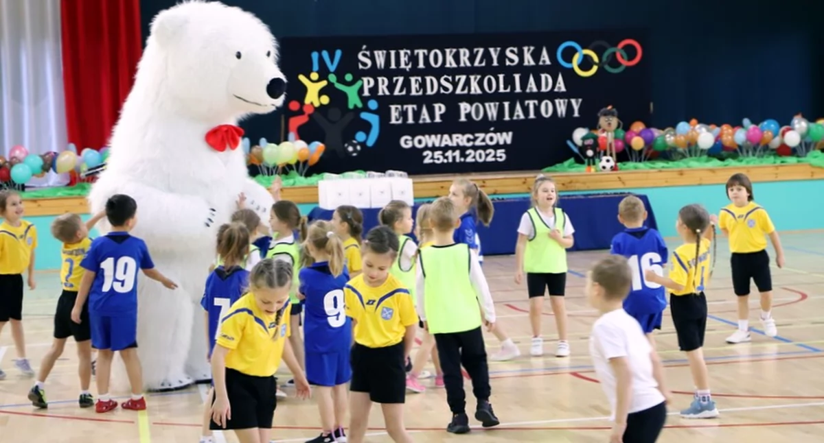 Zdjęcie uczestników Przedszkoliady i maskotki imprezy