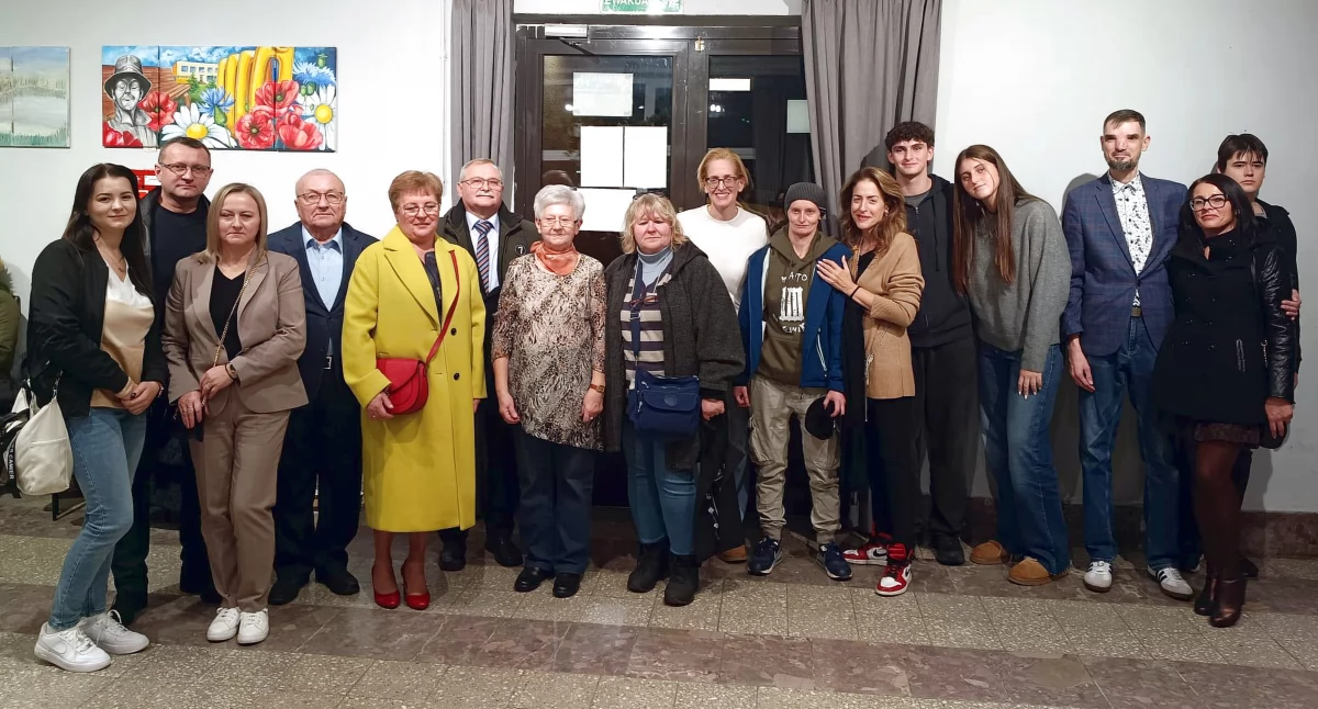 Pamiątkowe zdjęcie gości z Izraela i rajców Stąporkowa