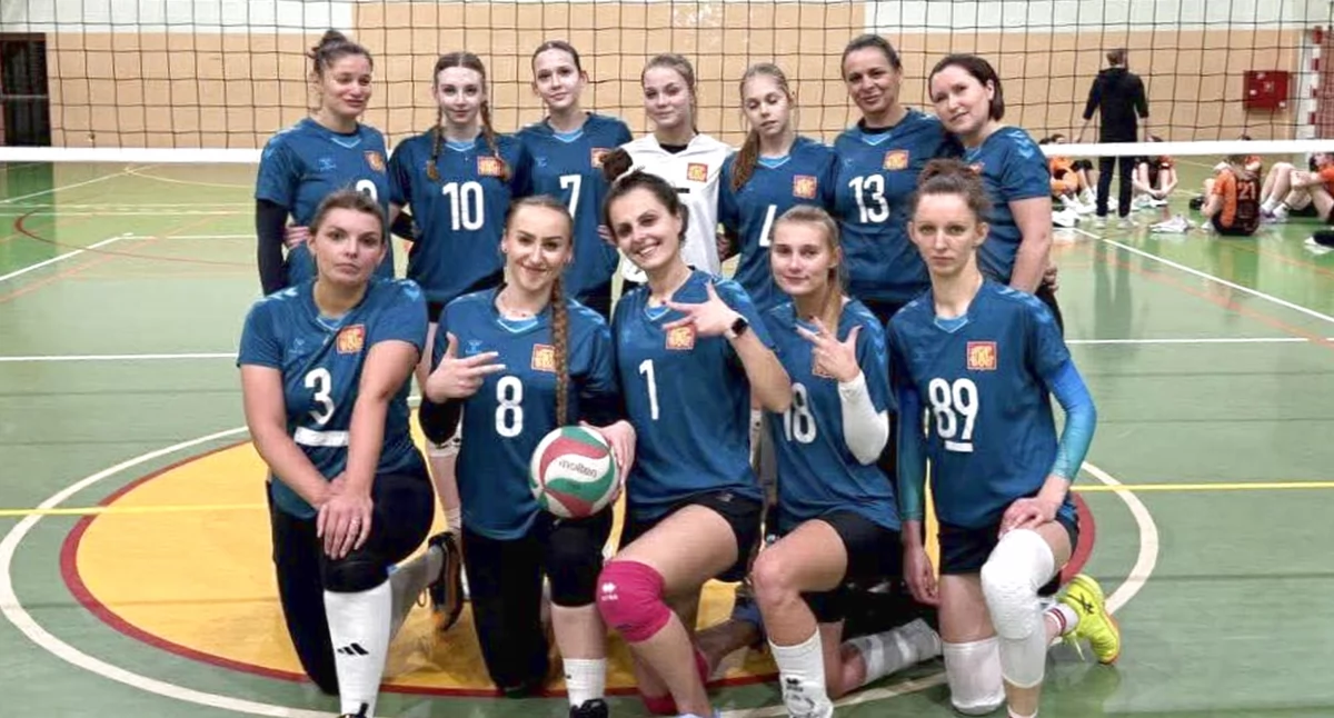 Zdjęcie siatkarek Fair Play Końskie po zwycięskim meczu z KSZO SMS II Ostrowiec Świętokrzyski