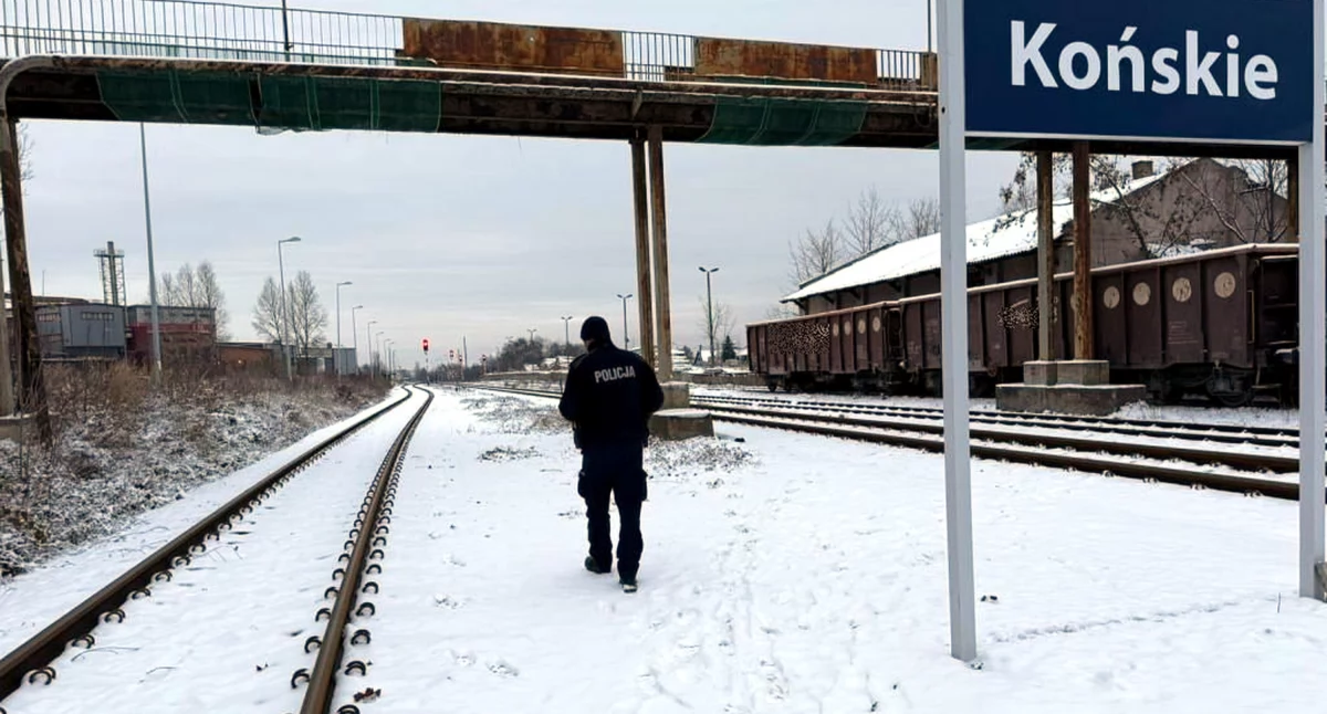 Zdjęcie policjanta na koneckich torach kolejowych