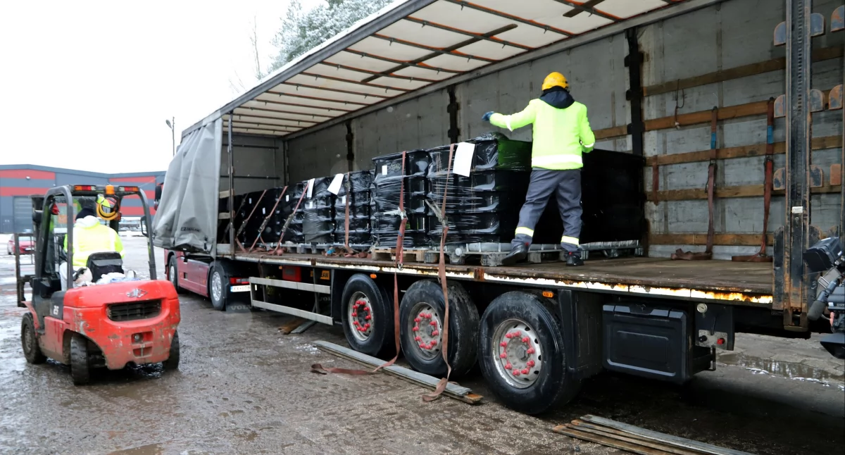 Zdjęcie pracowników usuwających toksyczne odpady w Stąporkowie