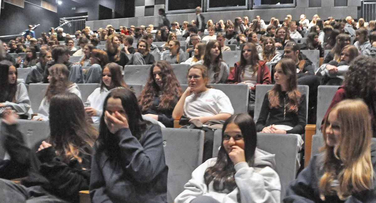 Zdjęcie uczniów koneckich szkół, którzy obejrzeli filmy dokumentalne