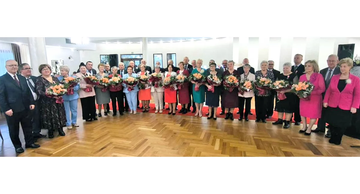 Zdjęcie jubilatów z medalami