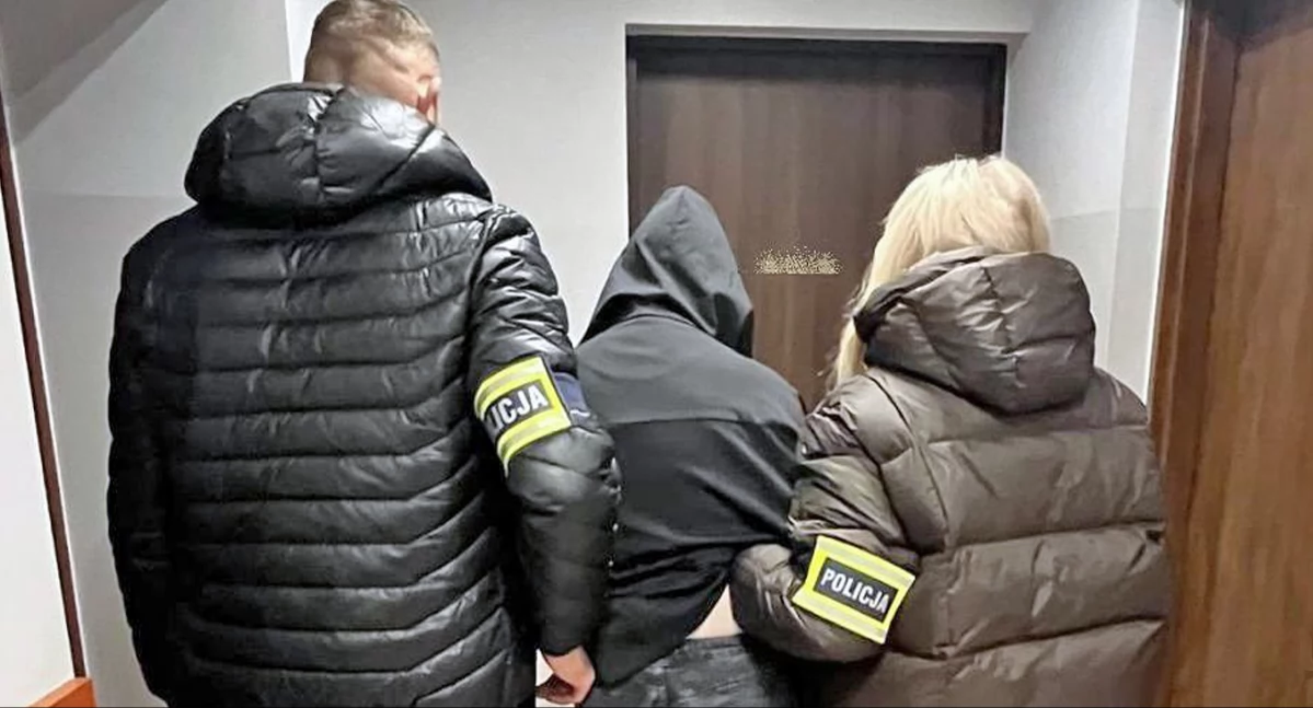 Zdjęcie policjantów, którzy prowadzą 27-letnią kobietę