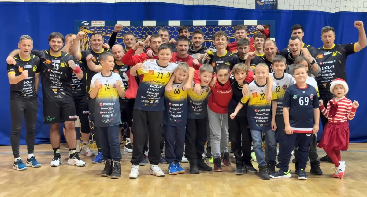 Zdjęcie drużyny KSSPR Końskie z najmłodszymi kibicami