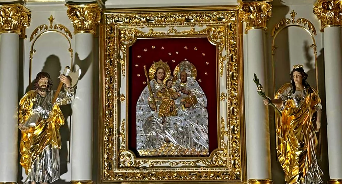 Zdjęcie odrestaurowanego ołtarza z obrazem św. Anny, Matki Bożej i Dzieciątka