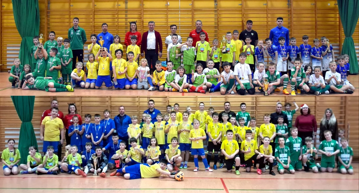 Wspólne zdjęcie uczestników i organizatorów turniejów rocznika 2017 (u góry) i 2015