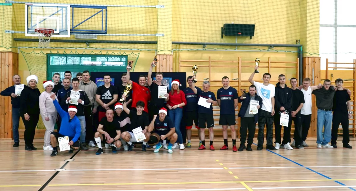 Pamiątkowe zdjęcie uczestników zakończenia turnieju