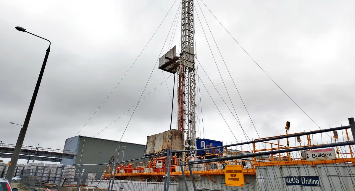 Zdjęcie wiertni na placu węglowym Przedsiębiorstwa Energetyki Cieplnej w Końskich