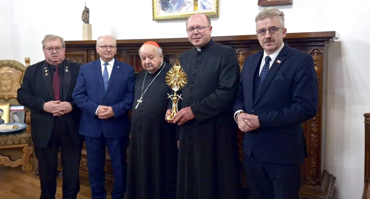 Zdjęcie koneckiej delegacja, która otrzymuje relikwiarz