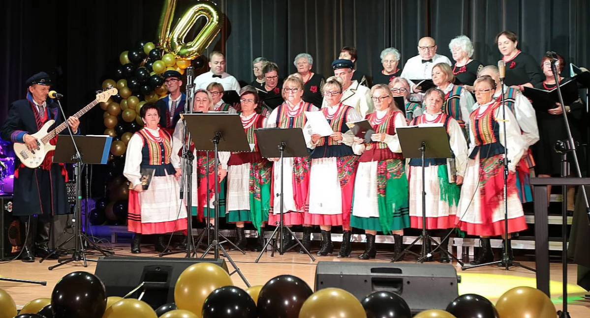 Zdjęcie połączonych zespołów w scenie finałowej