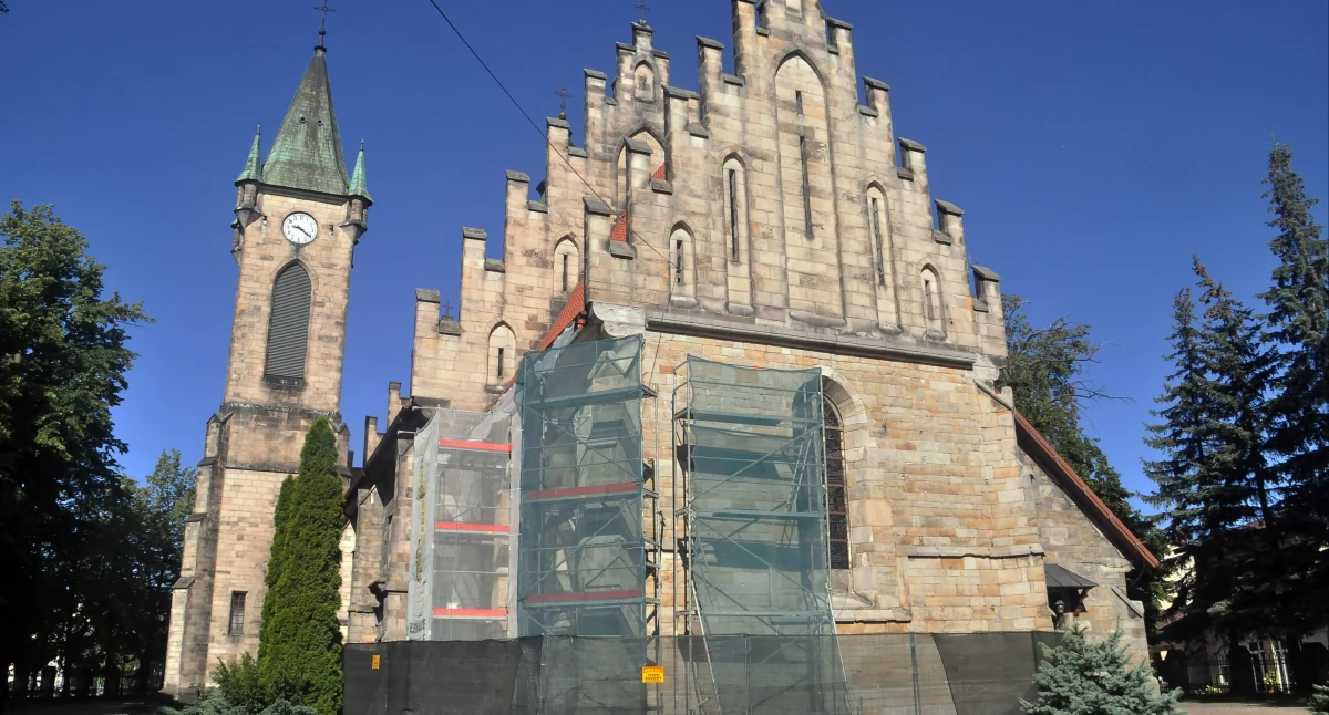 Zdjęcie oczyszczonej ściany wschodniej kolegiaty