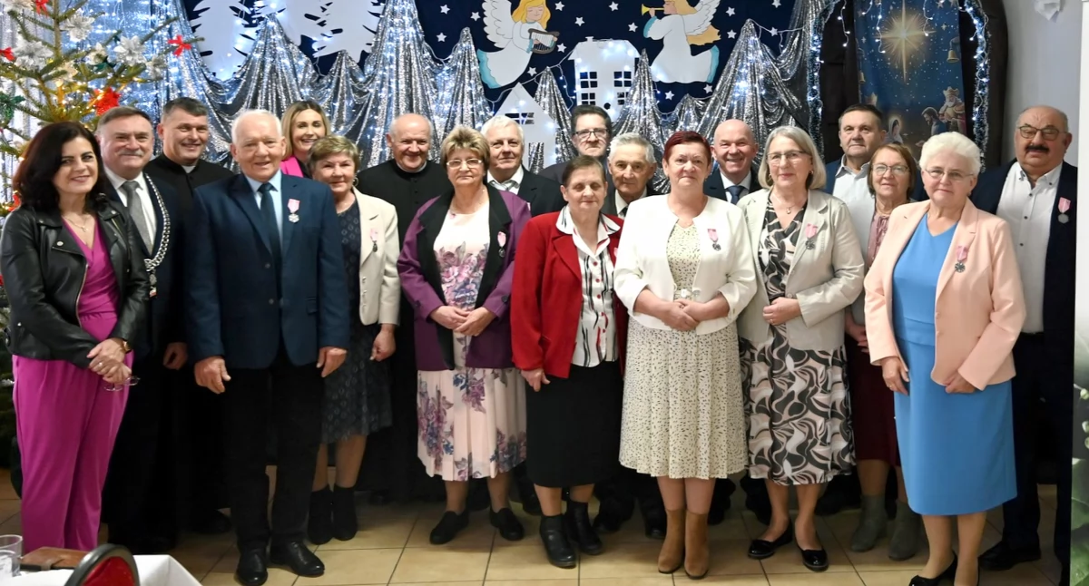 Pamiątkowe zdjęcie Jubilatów i organizatorów uroczystości