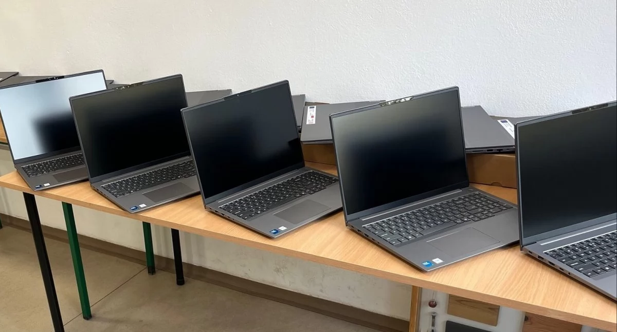 Zdjęcie komputerów dla uczniów