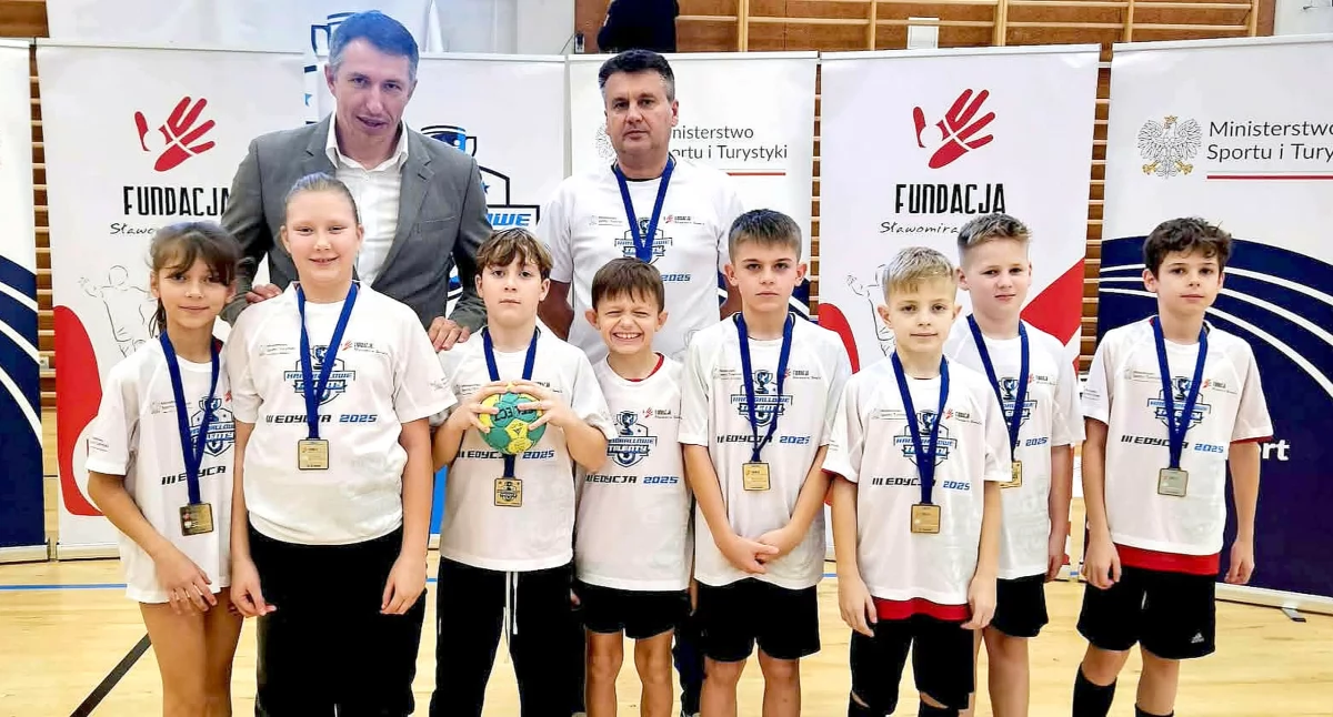 Zdjęcie drużyny SP Królewiec z trenerem Jackiem Kołodziejczykiem i prezesem Sławomirem Szmalem