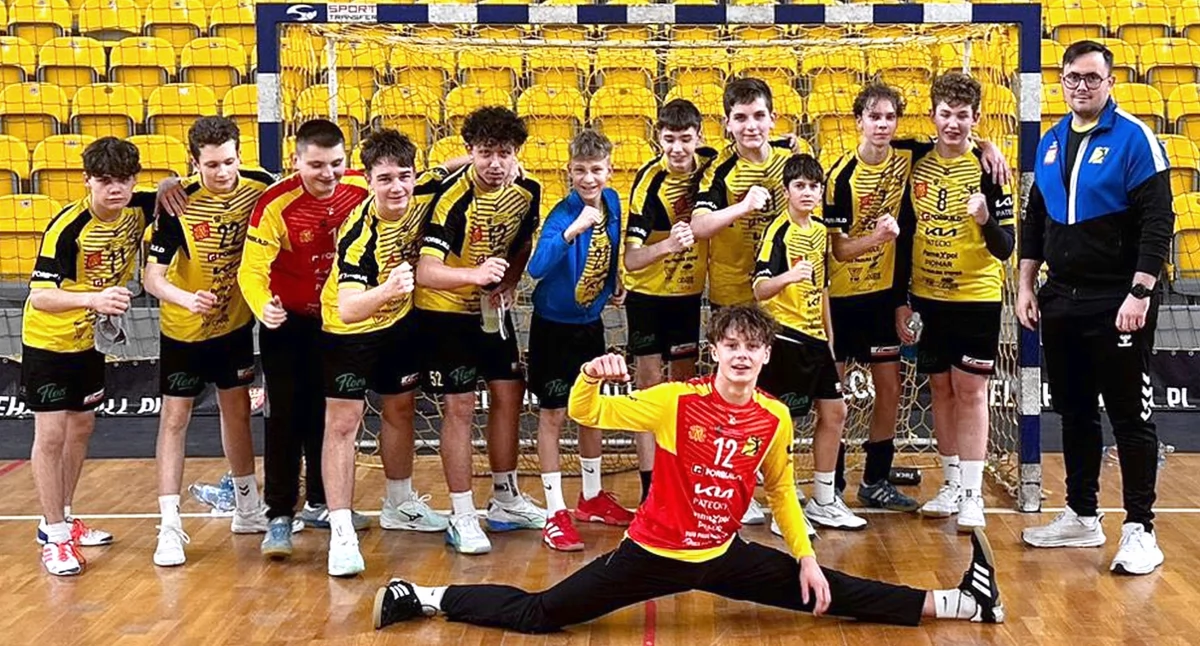 Zdjęcie młodzików KSSPR Końskie z trenerem  Michałem Włodarskim