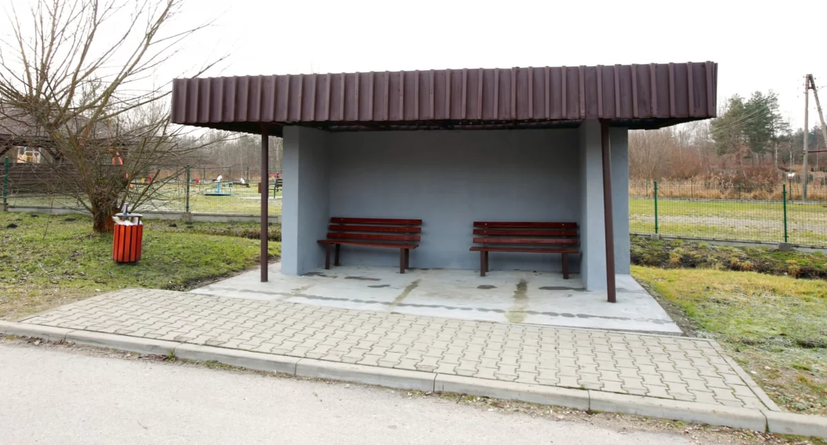 Zdjęcie wyremontowanej wiaty przystankowej w Wólce Plebańskiej. Fot. Gmina Stąporków