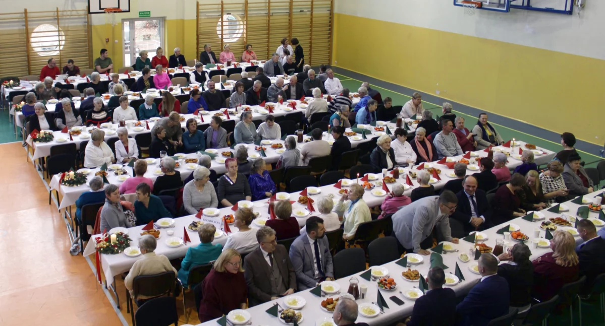 Zdjęcie z Wieczoru Wigilijnego dla osób starszych i samotnych w szkole w Królewcu