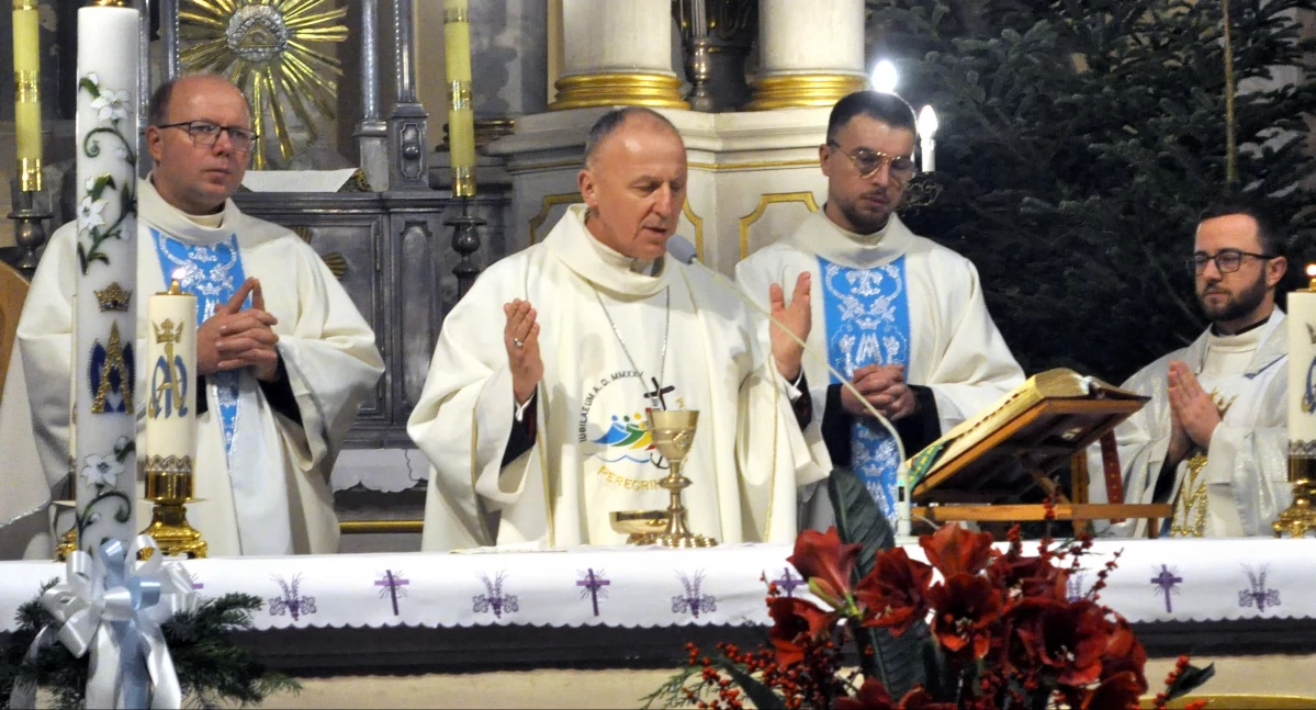 Zdjęcie księży, którzy sprawują Mszę świętą pod przewodnictwem ks. bp Marka Solarczyka