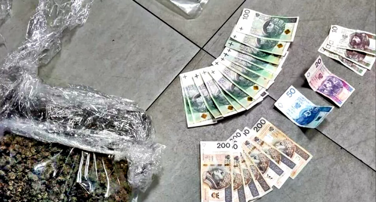 Zdjęcie zarekwirowanych narkotyków i pieniędzy