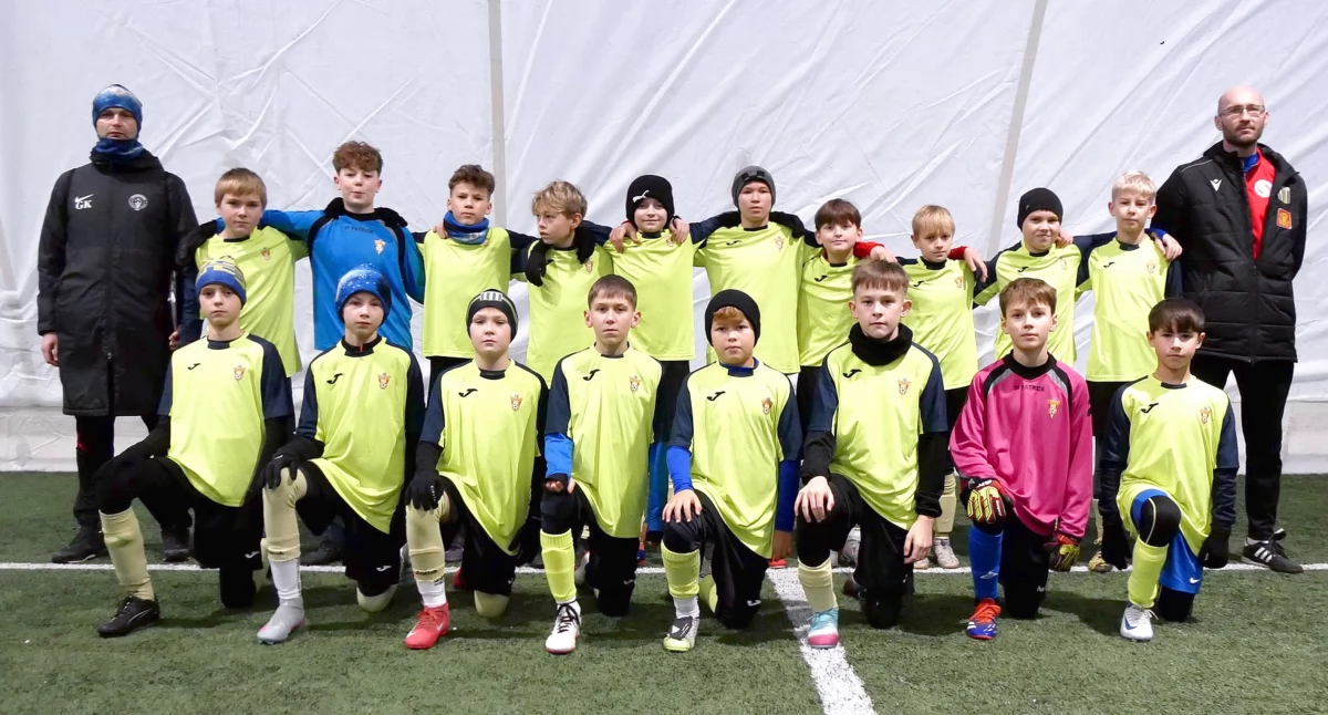 Zdjęcie reprezentacji powiatu koneckiego U12 z trenerami. Fot. Łukasz Rysiak