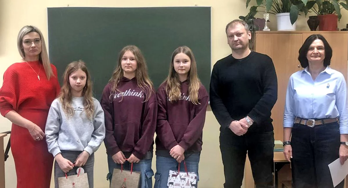 Zdjęcie laureatów i nauczycieli