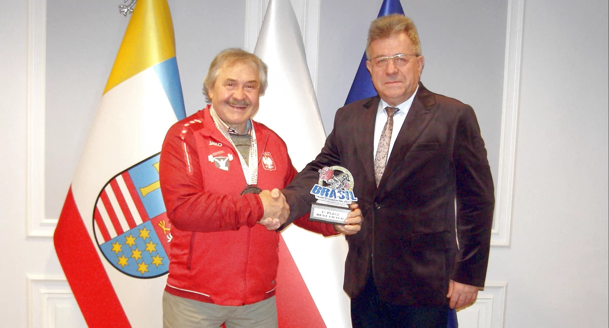 Zdjęcie Edwarda Herkulesa Rożnowskiego, który przyjmuje gratulacje od wojewody Józefa Bryka 